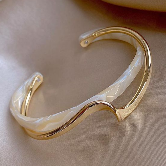 Bracciale elegante in oro con opale bianco