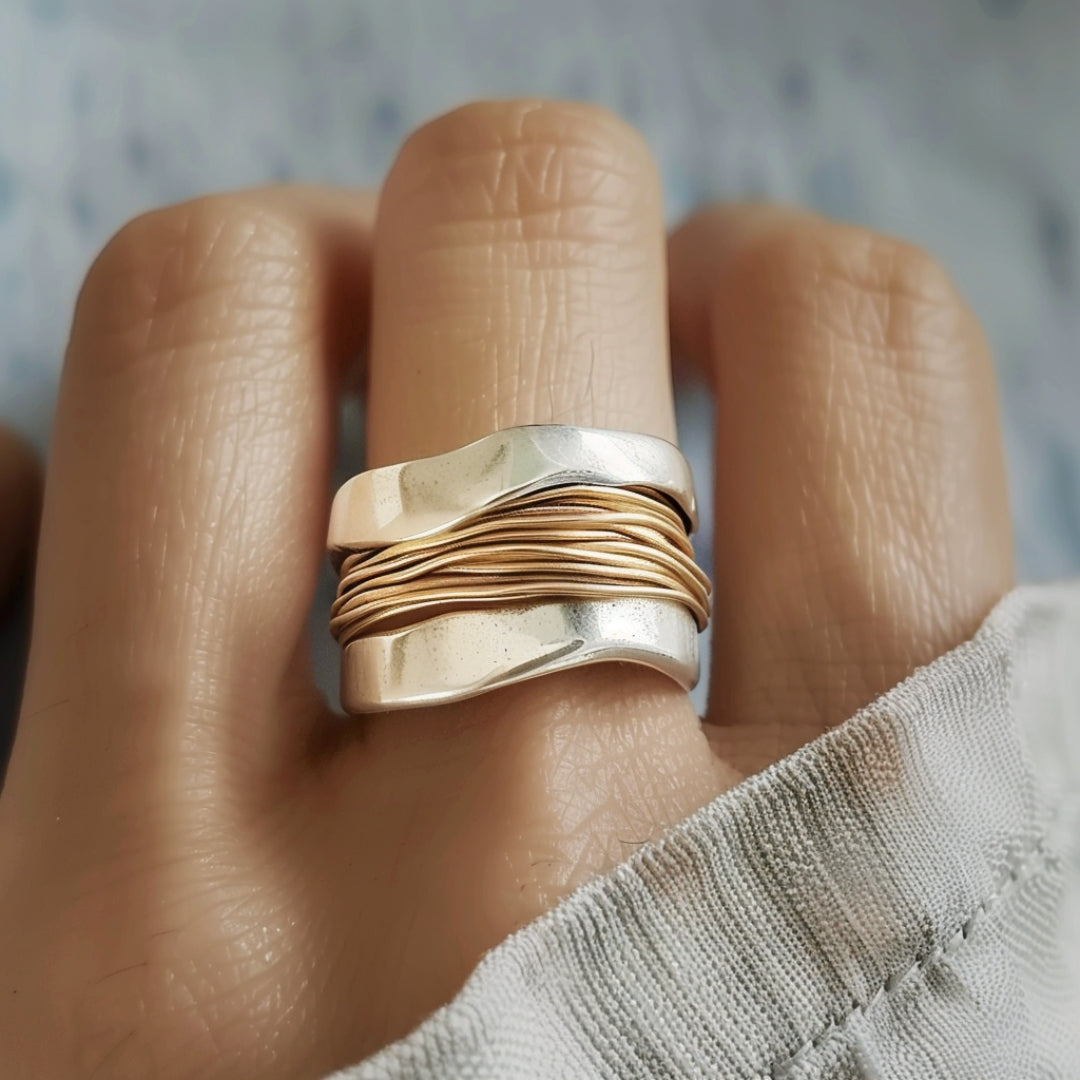 Anello in argento con fili dorati