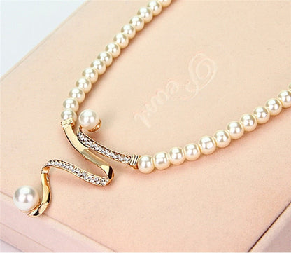 Set collana e orecchini di perle naturali 
