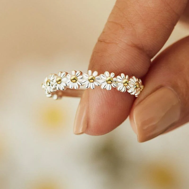 Anello regolabile in argento e smalto dipinto a mano con margherita 