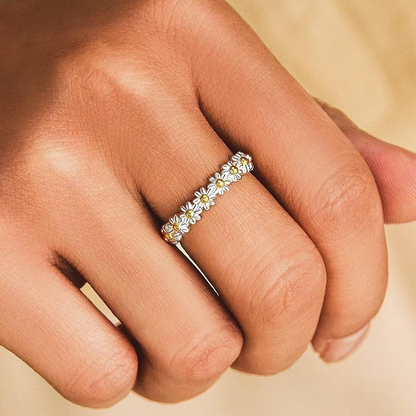 Anello regolabile in argento e smalto dipinto a mano con margherita 