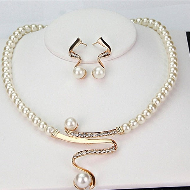 Set collana e orecchini di perle naturali 