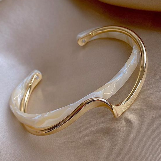 Bracciale elegante in oro con opale bianco 