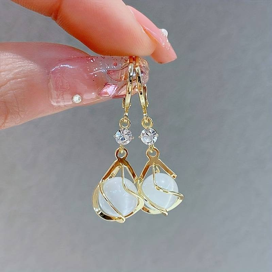 Orecchini pendenti dorati con opale bianco vintage 